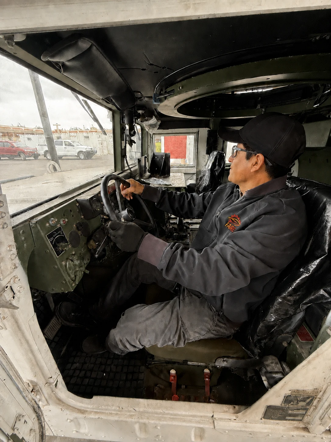 El especialista de FARE al volante de un vehículo